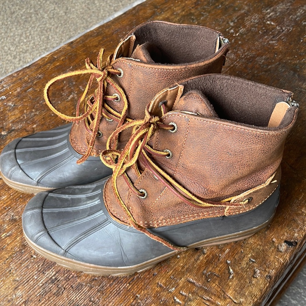 Sperry winter boot with a small heel. Women’s size 8
